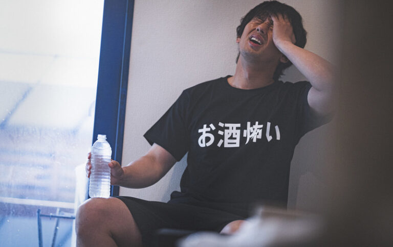 お酒を飲み過ぎて知人の車内で嘔吐した。保険を使えるのか？
